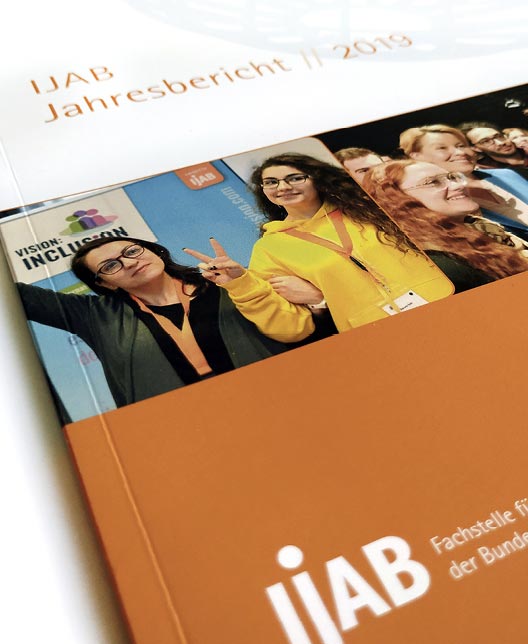 Ausschnitt des Covers vom IJAB-Jahresbericht 2019