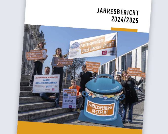 Titelseite des Jahresberichts mit Foto von Protestaktion