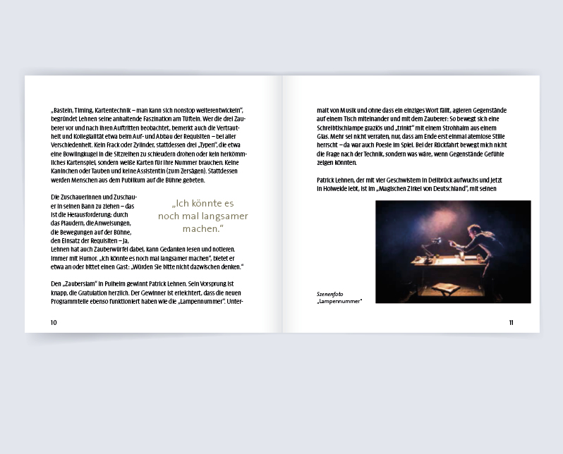Text über Patrick Lehnen mit Szenenfoto des Zauberers