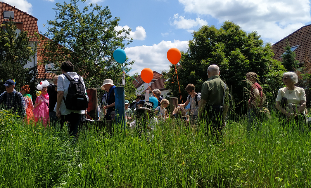 Foto vom Dellbrückentag 2019 mit BesucherInnen auf einer Spielplatzwiese