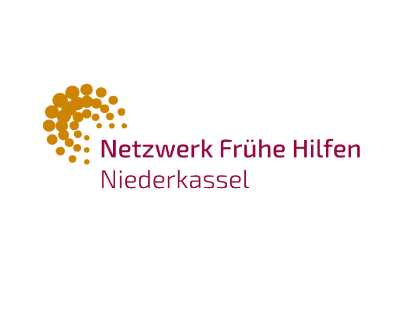 Logo: Oranges Kreissymbol öffnet sich von links oben zum roten Schriftzug Netzwerk Frühe Hilfen Niederkassel.